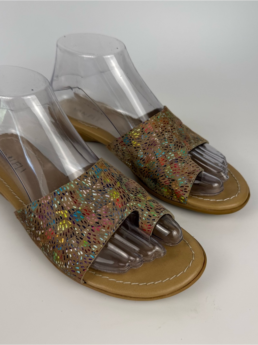 VANELI TALLIS Slides Sandals Women's 7 M Rainbow Leather Toe Loop Padded Insole - Picture 2 of 8